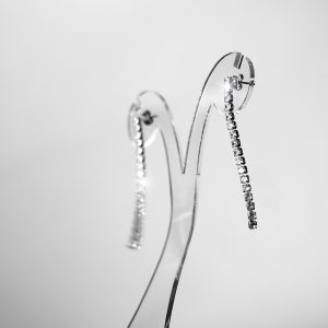 Elegantne viseće naušnice od čelika s nizom diskretnih i efektnih cirkona