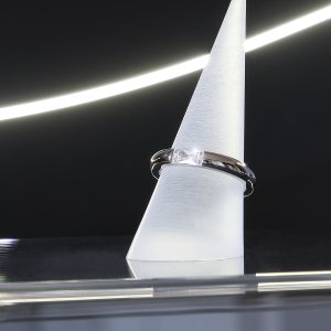Elegantan prsten od sjajnog kirurškog čelika s decentnim cirkonom